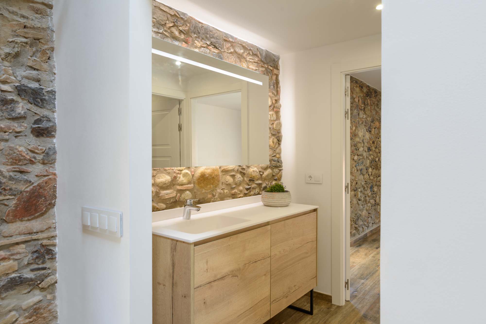 Construcciones Zafiro · Reformas integrales de viviendas, locales, baños...